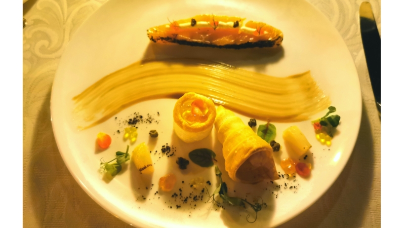 サーモンやイクラの豪華な料理