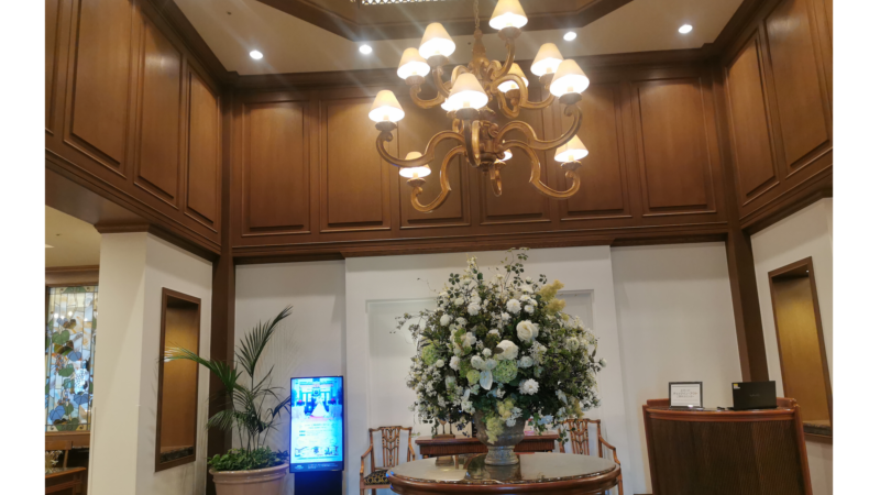 エクシブ山中湖のエントランス。白い花が飾られている。