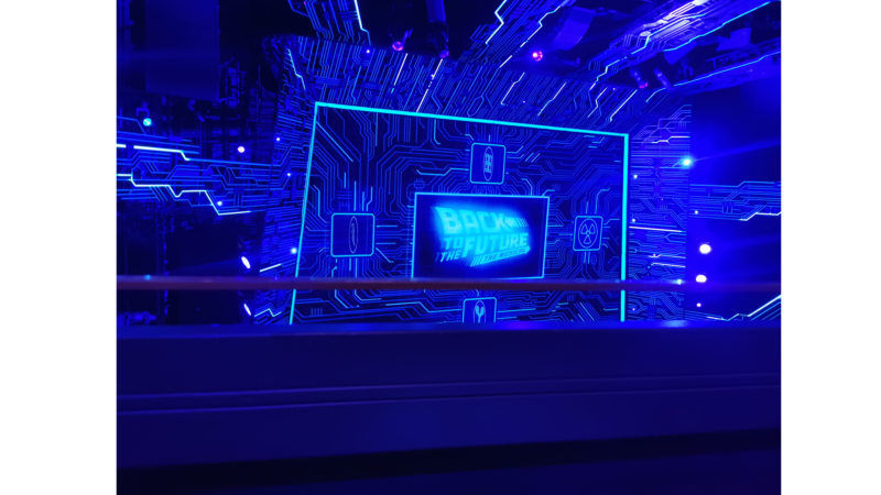 青く光る劇場に英語でバックトゥザフューチャーの文字。目の前に手すりの壁。