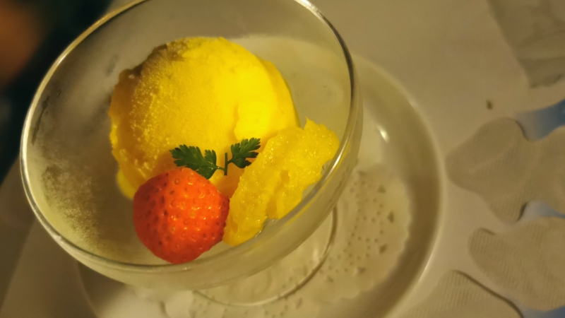 黄色いアイスとイチゴ