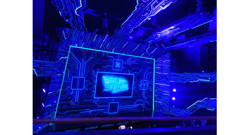 青く光る劇場に英語でバックトゥザフューチャーの文字。