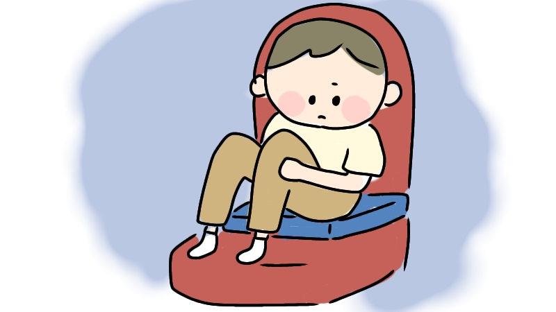 赤い椅子に青いシート。座っている子ども。