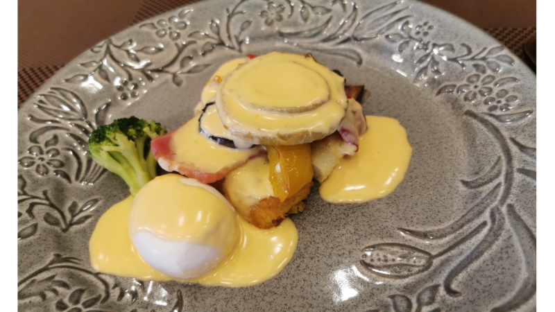 グレーの皿とエッグベネディクト