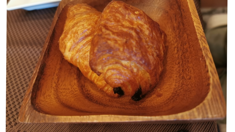 木の四角い皿にチョコパン、クロワッサン