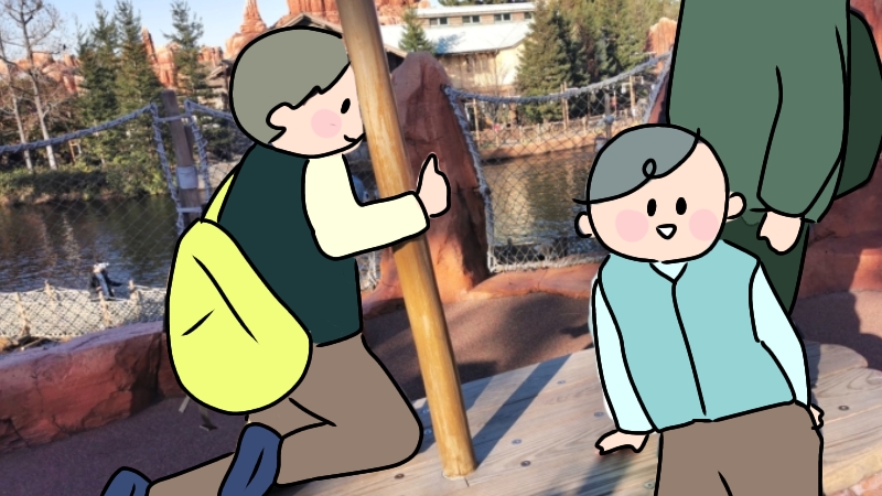 ディズニーランドのトムソーヤ島で遊ぶ子どもたち