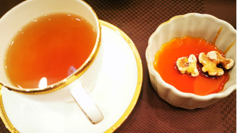 紅茶と、くるみがのったプリン