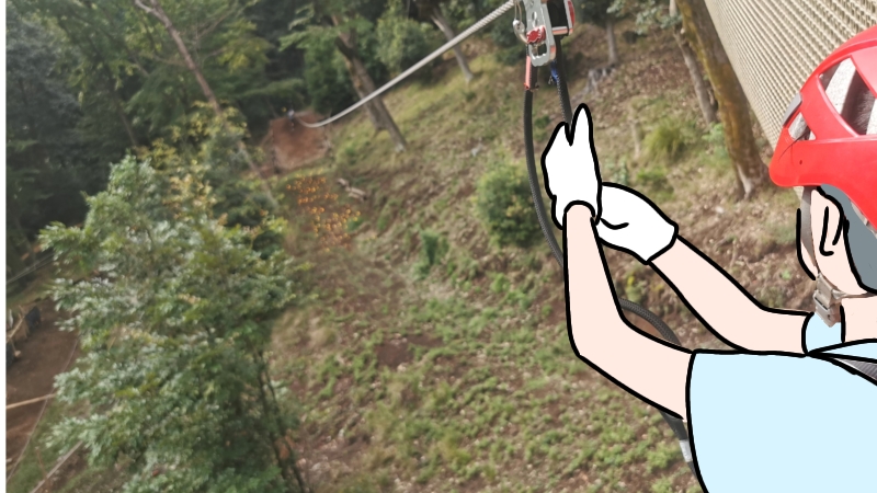 ジップスライドの前の子ども