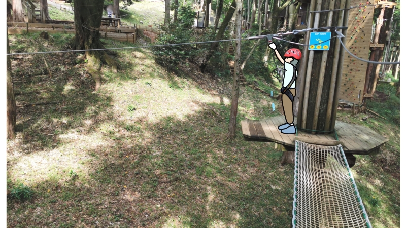 アスレチックのジップラインをやろうとしている子