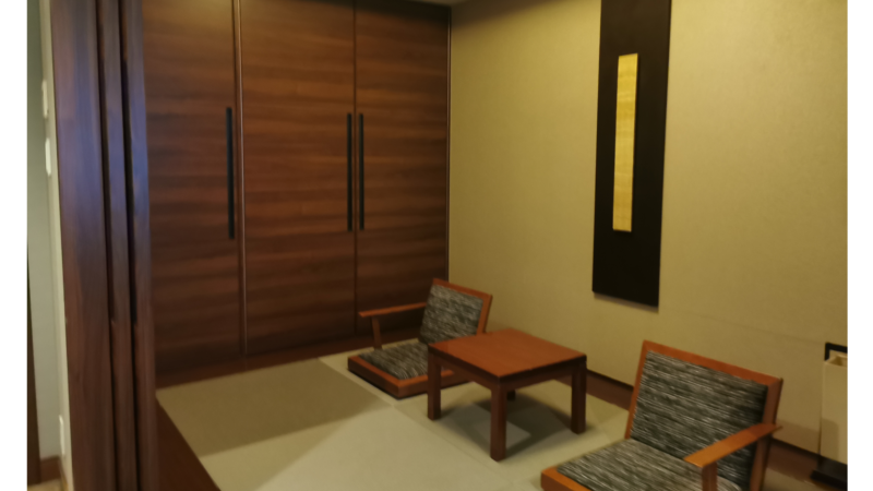 和室に椅子が２つとテーブル