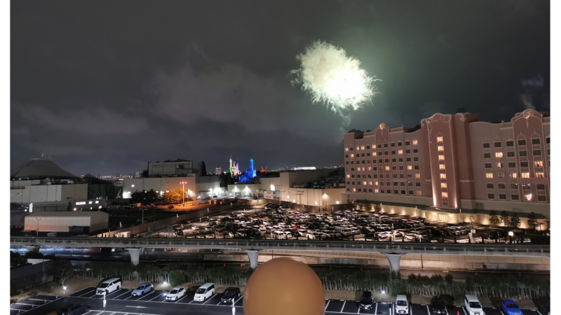 グランドニッコー東京ベイ舞浜からの夜の景色。花火が見える。