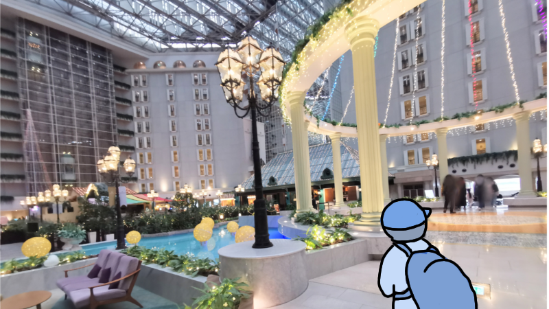 グランドニッコー東京ベイ舞浜のアトリウムを歩く男の子